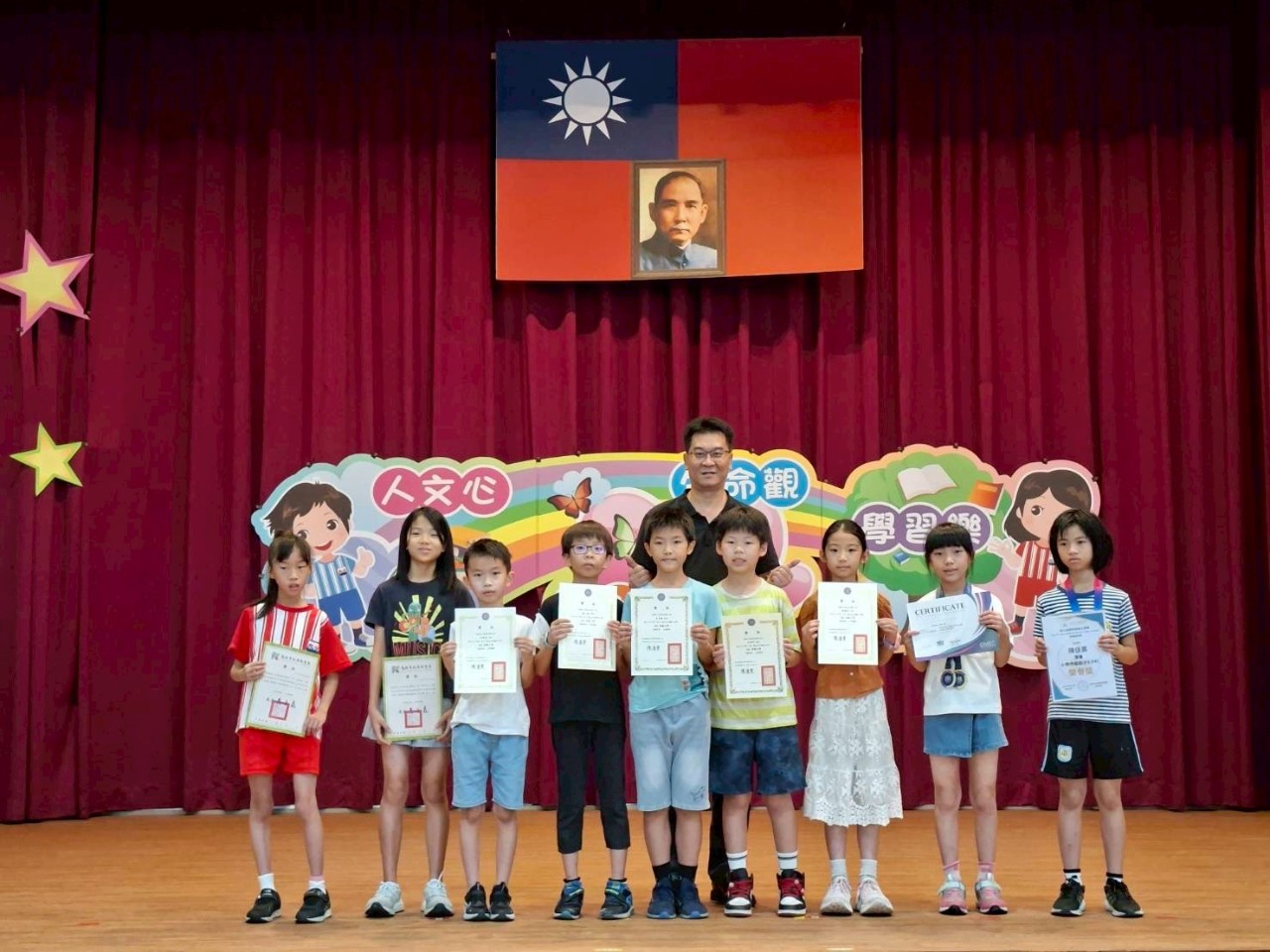 114.06.11學生朝會頒獎，多張圖片alt內容雷同，共4張，多張圖片alt內容雷同，共 4 張。